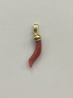 ciondolo-unisex-con-cornetto-di-corallo-e-oro-giallo-750-18-kt-ref617