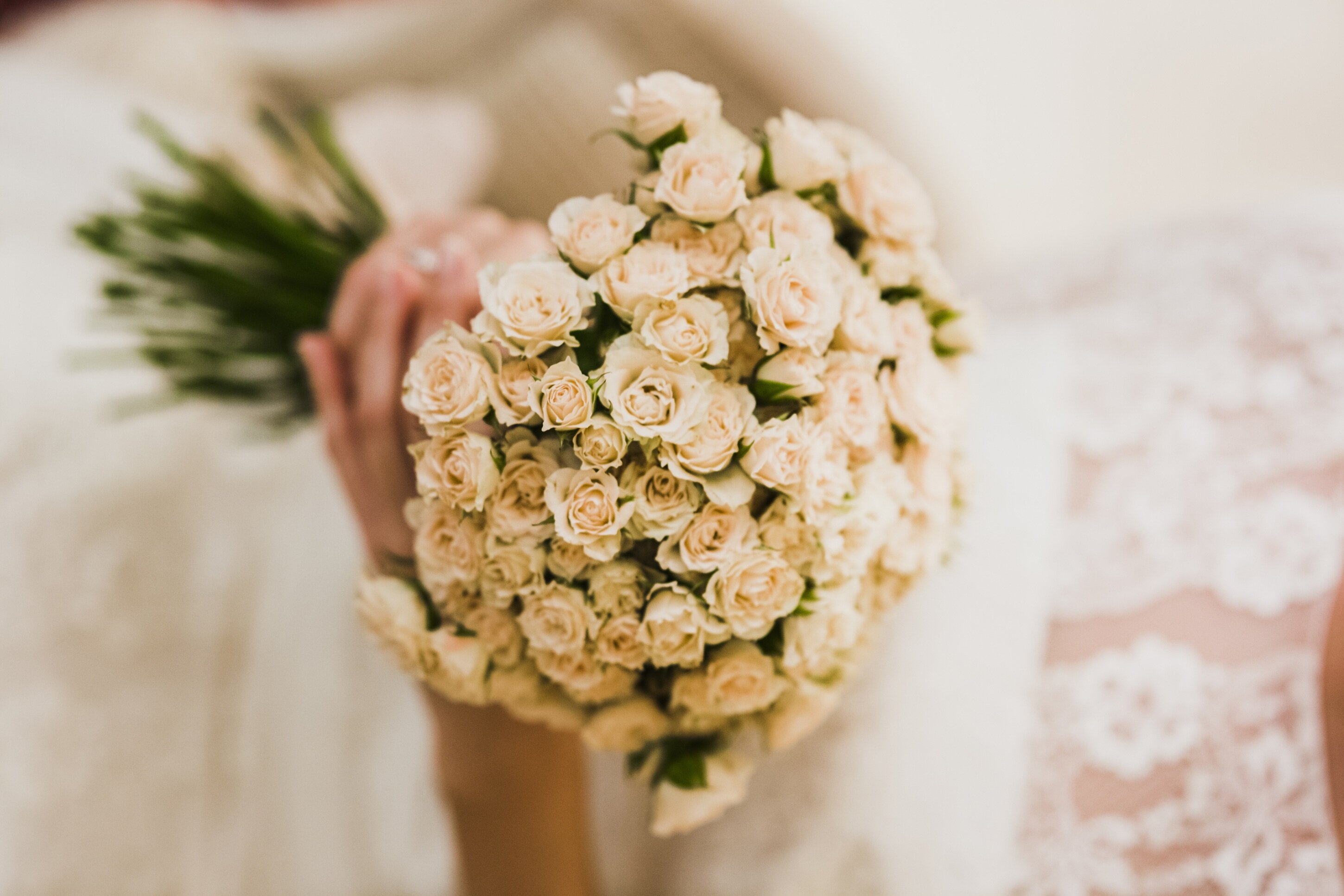 sezione-centrale-della-sposa-che-tiene-un-bouquet-di-fiori.jpeg