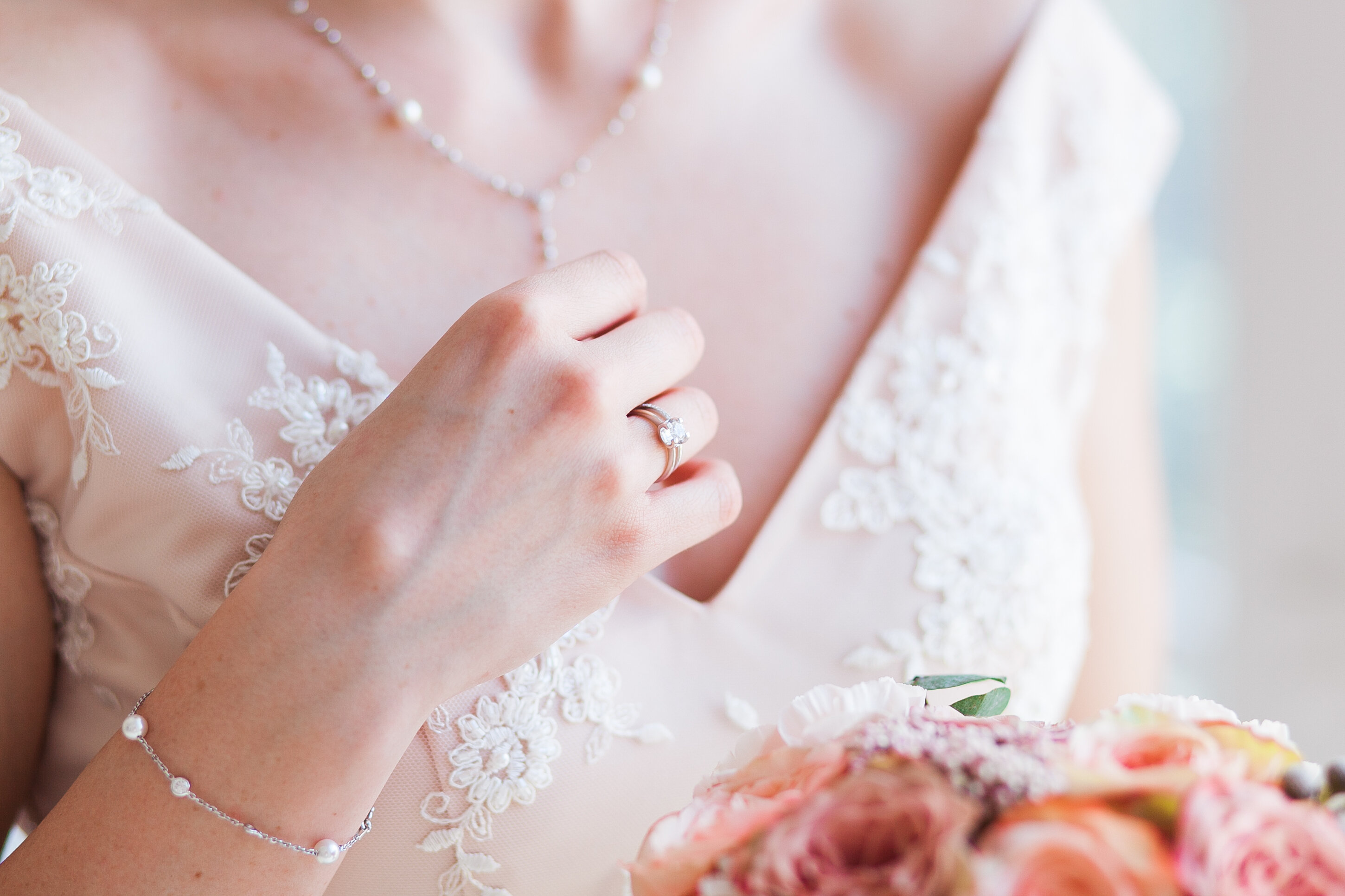 sposa-di-cerimonia-nuziale-che-tiene-il-mazzo-di-fiori-rosa.jpeg