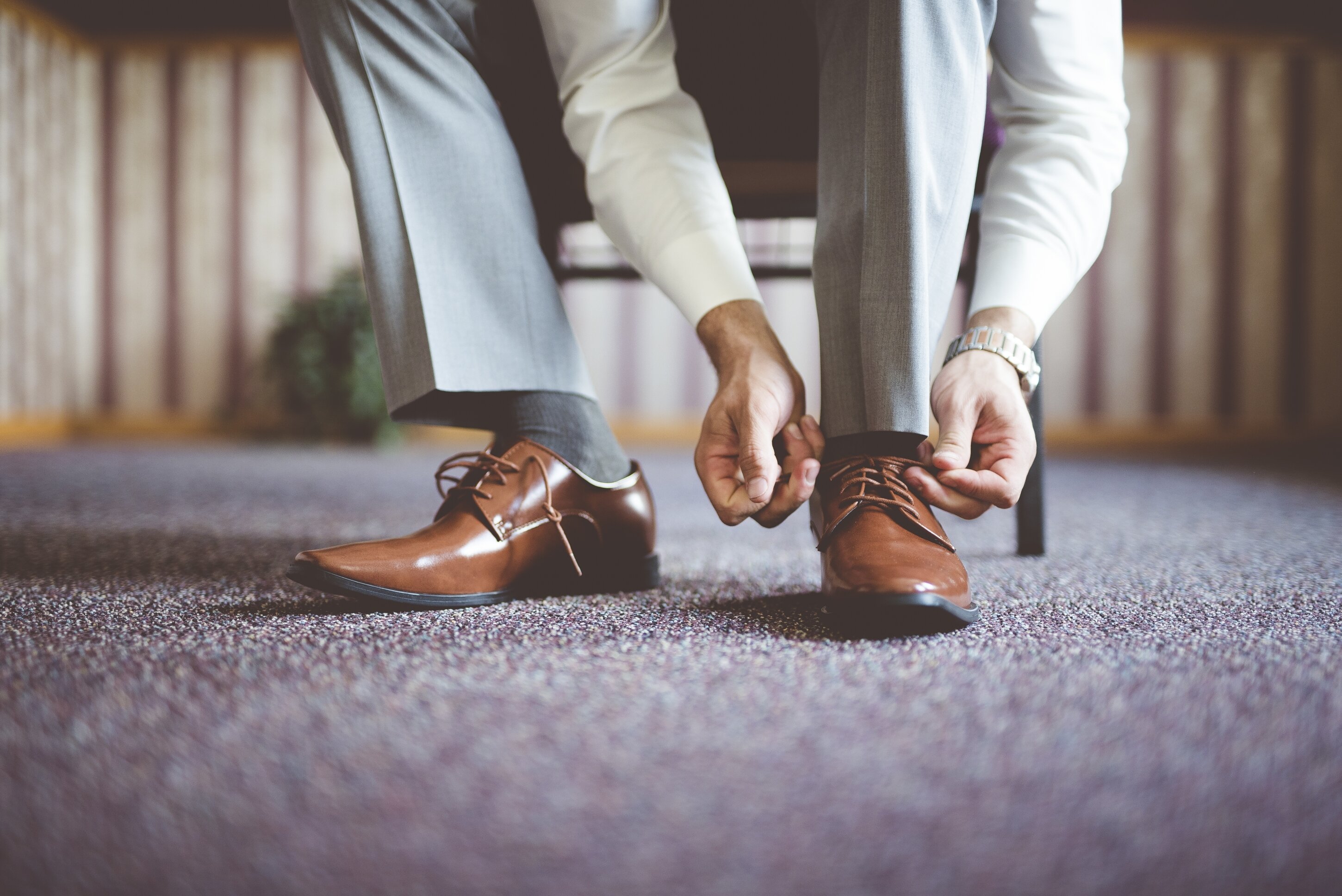 colpo-del-primo-piano-di-un-maschio-che-si-allaccia-le-scarpe-e-si-prepara-per-un-incontro-di-lavoro.jpeg