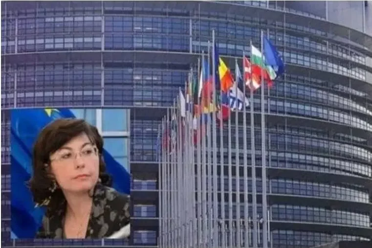 Alla Sala Stampa della Camera dei Deputati il direttore De Chiara nel panel che presenta l'ultimo libro dell'economista Alessia Potecchi Alla Sala Stampa della Camera dei Deputati il direttore De Chiara nel panel che presenta l'ultimo libro dell'economista Alessia Potecchi