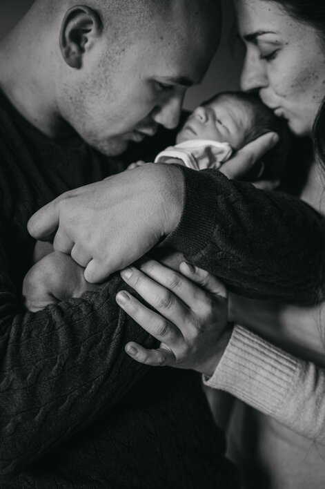 eyJpdCI6Ik5ld2Jvcm4gcGhvdG9ncmFwaHksIGZvdG8gZGkgdW4gbmVvbmF0byB0cmEgbGUgYnJhY2NpYSBkZWwgcGFw4C4gQmVsbGlzc2ltYSBmb3RvIGRpIGZhbWlnbGlhLiJ9