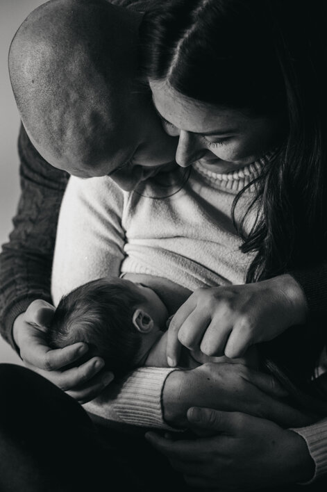 eyJpdCI6Ik5ld2Jvcm4gcGhvdG9ncmFwaHksIGZvdG8gZGkgdW4gbmVvbmF0byBjb24gbGEgbWFtbWEgZSBpbCBwYXDgLiBCZWxsaXNzaW1hIGZvdG8gZGkgZmFtaWdsaWEuIEZvdG8gc2NhdHRhdGEgZHVyYW50ZSBsJ2FsbGF0dGFtZW50byBhbCBzZW5vLiJ9