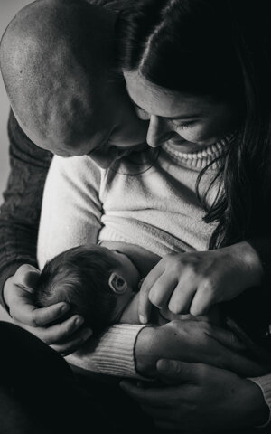 eyJpdCI6Ik5ld2Jvcm4gcGhvdG9ncmFwaHksIGZvdG8gZGkgdW4gbmVvbmF0byBjb24gbGEgbWFtbWEgZSBpbCBwYXDgLiBCZWxsaXNzaW1hIGZvdG8gZGkgZmFtaWdsaWEuIGxhIG1hbW1hIGRhIHVuIGJhY2lvIGFsbGEgbWFubyBkZWwgcGljY29sbyBiYW1iaW5vLiBGb3RvIHNjYXR0YXRhIGR1cmFudGUgbCdhbGxhdHRhbWVudG8gYWwgc2Vuby4sIElsIHBhcOAgYWNjYXJlenphIGRvbGNlbWVudGUgbGEgdGVzdGEgZGVsIHBpY2NvbG8gYmFtYmlubyJ9