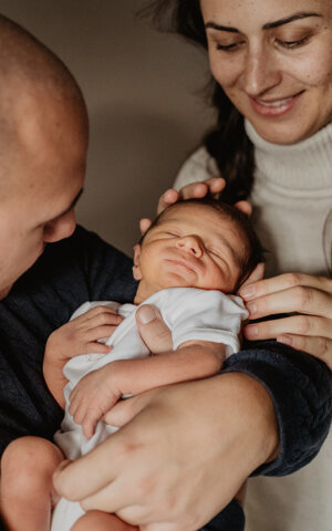 eyJpdCI6Ik5ld2Jvcm4gcGhvdG9ncmFwaHksIGZvdG8gZGkgdW4gbmVvbmF0byBjb24gbGEgbWFtbWEgZSBpbCBwYXDgLiBCZWxsaXNzaW1hIGZvdG8gZGkgZmFtaWdsaWEuIGxhIG1hbW1hIGRhIHVuIGJhY2lvIGFsbGEgbWFubyBkZWwgcGljY29sbyBiYW1iaW5vLiBsYSBtYW1tYSBhY2NhcmV6emEgZG9sY2VtZW50ZSBsYSB0ZXN0YSBkZWwgYmltYm8ifQ==