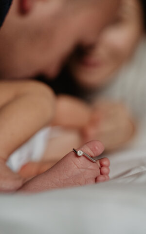 eyJpdCI6Ik5ld2Jvcm4gcGhvdG9ncmFwaHksIGZvdG8gZGkgdW4gbmVvbmF0byBjb24gbGEgbWFtbWEgZSBpbCBwYXDgLiBCZWxsaXNzaW1hIGZvdG8gZGkgZmFtaWdsaWEuIFByaW1vIHBpYW5vIGRlbGwnYW5lbGxvIGRpIGZpZGFuemFtZW50byBzdWwgcGllZGUgZGVsIGJhbWJpbm8uIn0=