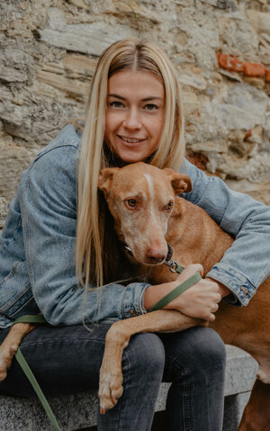 eyJpdCI6IkZvdG9ncmFmaWEgZGkgdW4gc2Vydml6aW8gZm90b2dyYWZpY28gYSB1bmEgcmFnYXp6YSBiaW9uZGEgY29uIGlsIHN1byBjYW5lIn0=