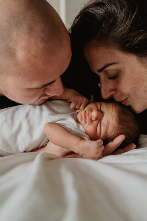 eyJpdCI6Ik5ld2Jvcm4gcGhvdG9ncmFwaHksIGZvdG8gZGkgdW4gbmVvbmF0byBjb24gbGEgbWFtbWEgZSBpbCBwYXDgLiBCZWxsaXNzaW1hIGZvdG8gZGkgZmFtaWdsaWEuIExhIG1hbW1hIGRhIHVuIGJhY2lvIGEgYmFtYmluby4ifQ==