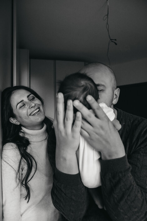 eyJpdCI6Ik5ld2Jvcm4gcGhvdG9ncmFwaHksIGZvdG8gZGkgdW4gbmVvbmF0byBjb24gbGEgbWFtbWEgZSBpbCBwYXDgLiBCZWxsaXNzaW1hIGZvdG8gZGkgZmFtaWdsaWEuIElsIGJpbWJvIOggdHJhIGxlIG1hbmkgZGVsIHBhcOAgbWVudHJlIGxhIG1hbW1hIHNvcnJpZGUgZmVsaWNlIn0=