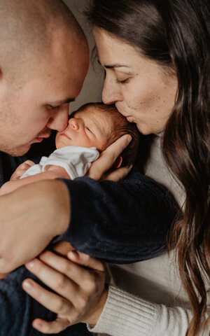 eyJpdCI6Ik5ld2Jvcm4gcGhvdG9ncmFwaHksIGZvdG8gZGkgdW4gbmVvbmF0byBjb24gbGEgbWFtbWEgZSBpbCBwYXDgLiBCZWxsaXNzaW1hIGZvdG8gZGkgZmFtaWdsaWEuIGxhIG1hbW1hIGRhIHVuIGJhY2lvIGFsbGEgbWFubyBkZWwgcGljY29sbyBiYW1iaW5vLiBJIGdlbml0b3JpIGRhbm5vIHVuIGJhY2lvIGFsIGJhbWJpbm8ifQ==