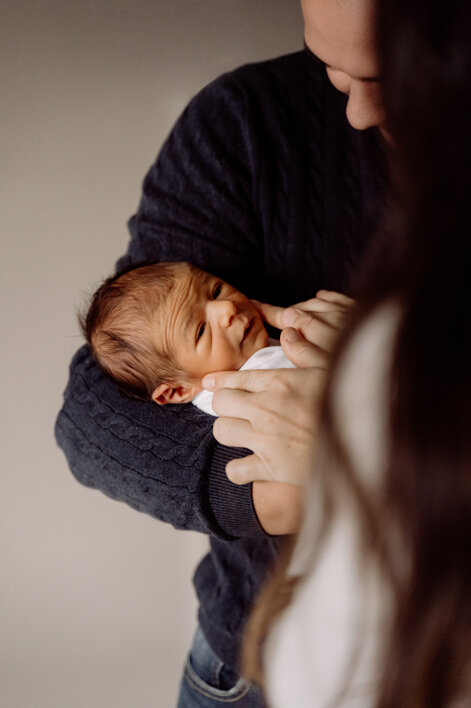 eyJpdCI6Ik5ld2Jvcm4gcGhvdG9ncmFwaHksIGZvdG8gZGkgdW4gbmVvbmF0byBjb24gbGEgbWFtbWEgZSBpbCBwYXDgLiBJbCBwYXDgIHRpZW5lIGluIGJyYWNjaW8gaWwgYmltYm8gZSBsYSBtYW1tYSBnbGkgdG9jY2EgaWwgdmlzbyBkZWxpY2F0YW1lbnRlLiJ9