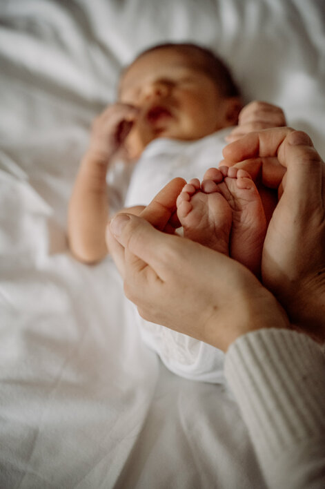 eyJpdCI6Ik5ld2Jvcm4gcGhvdG9ncmFwaHksIGZvdG8gZGkgdW4gbmVvbmF0byBjb24gbGEgbWFtbWEuIExhIG1hbW1hIHRpZW5lIHRyYSBsZSBtYW5pIGkgcGllZGluaSBkZWwgYmFtYmluby4ifQ==