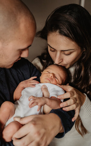 eyJpdCI6Ik5ld2Jvcm4gcGhvdG9ncmFwaHksIGZvdG8gZGkgdW4gbmVvbmF0byBjb24gbGEgbWFtbWEgZSBpbCBwYXDgLiBCZWxsaXNzaW1hIGZvdG8gZGkgZmFtaWdsaWEuIExhIG1hbW1hIGRhIHVuIGJhY2lvIHN1bGxhIHRlc3RhIGRlbCBiaW1ibyJ9