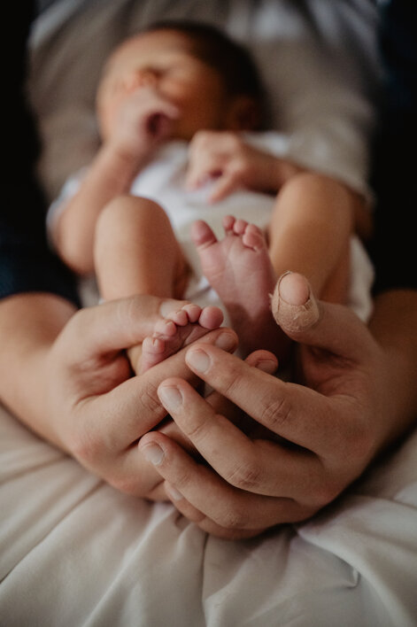 eyJpdCI6Ik5ld2Jvcm4gcGhvdG9ncmFwaHksIGZvdG8gZGkgdW4gbmVvbmF0byBpbCBzdW8gcGFw4C4gQmVsbGlzc2ltYSBmb3RvIGRpIG1hbmkgZSBwaWVkaSBkZWwgYmFtYmlubyJ9