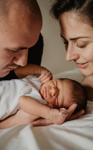 eyJpdCI6Ik5ld2Jvcm4gcGhvdG9ncmFwaHksIGZvdG8gZGkgdW4gbmVvbmF0byBjb24gbGEgbWFtbWEgZSBpbCBwYXDgLiBCZWxsaXNzaW1hIGZvdG8gZGkgZmFtaWdsaWEuIn0=