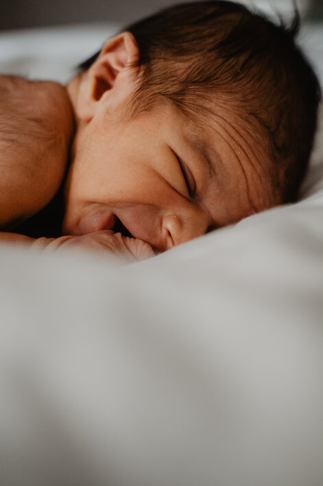 eyJpdCI6Ik5ld2Jvcm4gcGhvdG9ncmFwaHksIGZvdG8gZGkgdW4gbmVvbmF0byBjb24gb2NjaGkgY2hpdXNpIHN1bCBsZXR0byBiaWFuY28ifQ==