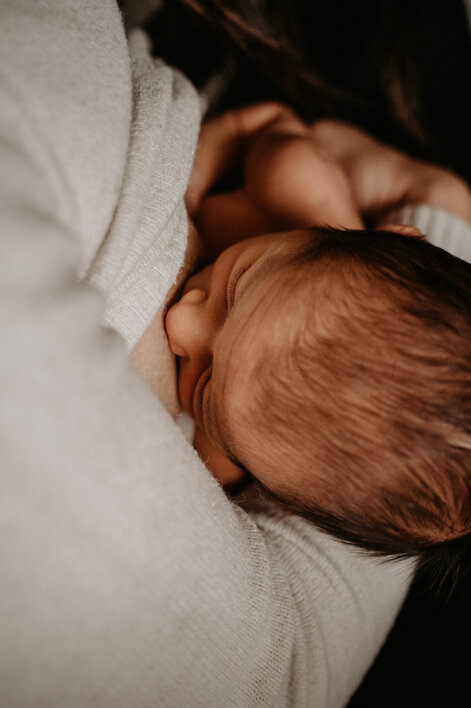 eyJpdCI6Ik5ld2Jvcm4gcGhvdG9ncmFwaHksIGZvdG8gZGkgdW4gbmVvbmF0byBjb24gbGEgbWFtbWEgY2hlIGxvIGFsbGF0dGEuIEZvdG9ncmFmaWEgc2NhdHRhdGEgZHVyYW50ZSBsJ2FsbGF0dGFtZW50by4gRm90byBkaSBmYW1pZ2xpYSJ9