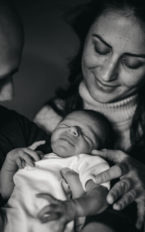 eyJpdCI6Ik5ld2Jvcm4gcGhvdG9ncmFwaHksIGZvdG8gZGkgdW4gbmVvbmF0byBjb24gbGEgbWFtbWEgZSBpbCBwYXDgLiBCZWxsaXNzaW1hIGZvdG8gZGkgZmFtaWdsaWEuIGxhIG1hbW1hIGRhIHVuIGJhY2lvIGFsbGEgbWFubyBkZWwgcGljY29sbyBiYW1iaW5vLiBCaW1ibyBzb3JyaWRlIGZlbGljZSBlIHJpbGFzc2F0by4gZm90byBpbiBiaWFuY28gZSBuZXJvIn0=