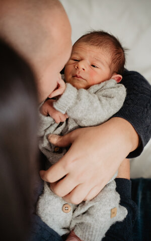 eyJpdCI6Ik5ld2Jvcm4gcGhvdG9ncmFwaHksIGZvdG8gZGkgdW4gbmVvbmF0byBjb24gbGEgbWFtbWEgZSBpbCBwYXDgLiBCZWxsaXNzaW1hIGZvdG8gZGkgZmFtaWdsaWEuIGJhbWJpbm8gdG9jY2EgaWwgdmlzbyBhbCBwYXDgIGNvbiBsZSBzdWEgbWFuaW5lIn0=