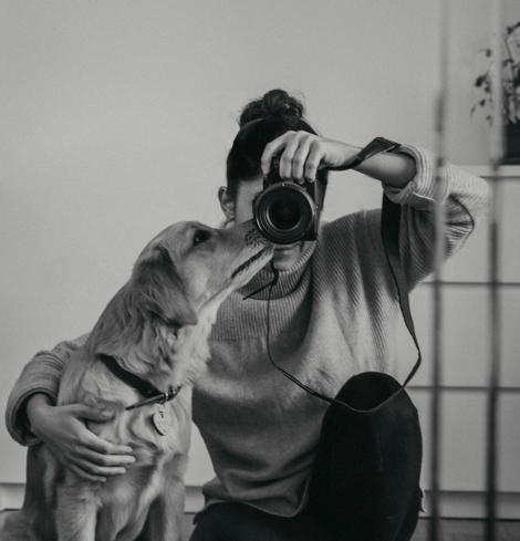 eyJpdCI6IkZvdG9ncmFmaWEgZGVsbGEgZm90b2dyYWZhIGNvbiBpbCBzdW8gY2FuZSwgdW4gZ29sZGVuIHJldHJpZXZlci4gRm90b2dyYWZpYSBpbiBiaWFuY28gZSBuZXJvIGluIGNhc2EuIn0=