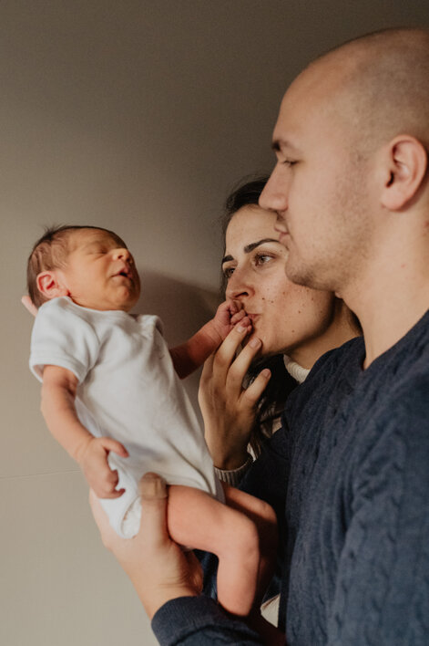 eyJpdCI6Ik5ld2Jvcm4gcGhvdG9ncmFwaHksIGZvdG8gZGkgdW4gbmVvbmF0byBjb24gbGEgbWFtbWEgZSBpbCBwYXDgLiBCZWxsaXNzaW1hIGZvdG8gZGkgZmFtaWdsaWEuIGxhIG1hbW1hIGRhIHVuIGJhY2lvIGFsbGEgbWFubyBkZWwgcGljY29sbyBiYW1iaW5vIn0=