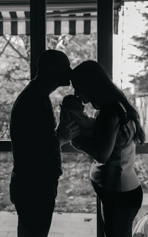 eyJpdCI6Ik5ld2Jvcm4gcGhvdG9ncmFwaHksIGZvdG8gZGkgdW4gbmVvbmF0byBjb24gbGEgbWFtbWEgZSBpbCBwYXDgLiBCZWxsaXNzaW1hIGZvdG8gZGkgZmFtaWdsaWEuIEZvdG8gaW4gYmlhbmNvIGUgbmVybyBtb2x0byBjb250cmFzdGF0YSBwZXIgZmFyIHJpc2FsdGFyZSBsYSBzaWxob3VldHRlIGRlbGxhIGNvcHBpYSJ9