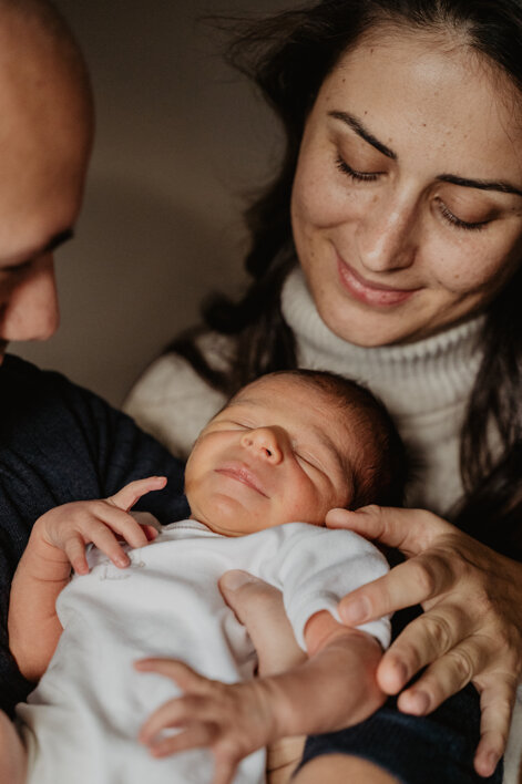 eyJpdCI6Ik5ld2Jvcm4gcGhvdG9ncmFwaHksIGZvdG8gZGkgdW4gbmVvbmF0byBjb24gbGEgbWFtbWEgZSBpbCBwYXDgLiBCZWxsaXNzaW1hIGZvdG8gZGkgZmFtaWdsaWEuIGxhIG1hbW1hIHRvY2NhIGlsIHZpc28gZGVsIGJhbWJpbm8ifQ==