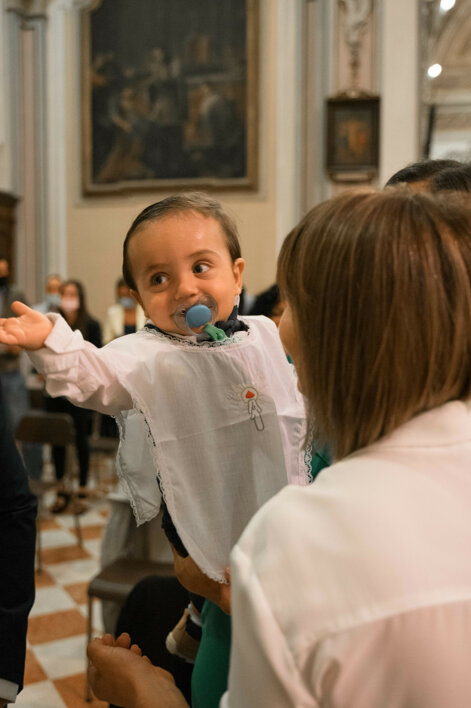 eyJpdCI6IlNlcnZpemlvIGZvdG9ncmFmaWNvIGJhdHRlc2ltbywgZm90byBpbiBjaGllc2EsICBiYW1iaW5vIGluIGJyYWNjaW8gYWxsYSBtYW1tYSBjb24gaWwgY2FtaWNlIGJpYW5jbyJ9