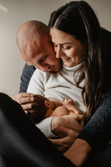 eyJpdCI6Ik5ld2Jvcm4gcGhvdG9ncmFwaHksIGZvdG8gZGkgdW4gbmVvbmF0byBjb24gbGEgbWFtbWEgZSBpbCBwYXDgLiBCZWxsaXNzaW1hIGZvdG8gZGkgZmFtaWdsaWEuIExhIG1hbW1hIHN0YSBhbGxhdHRhbmRvIGlsIGJhbWJpbm8gbWVudHJlIGlsIHBhcOAgZ2xpIGFjY2FyZXp6YSBsYSB0ZXN0YSBkb2xjZW1lbnRlIn0=