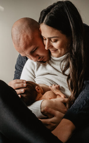 eyJpdCI6Ik5ld2Jvcm4gcGhvdG9ncmFwaHksIGZvdG8gZGkgdW4gbmVvbmF0byBjb24gbGEgbWFtbWEgZSBpbCBwYXDgLiBCZWxsaXNzaW1hIGZvdG8gZGkgZmFtaWdsaWEuIEZvdG8gc2NhdHRhdGEgZHVyYW50ZSBsJ2FsbGF0dGFtZW50byBhbCBzZW5vLiBJbCBwYWRyZSBhY2NhcmV6emEgbGEgdGVzdGEgYWwgYmFtYmlubyJ9