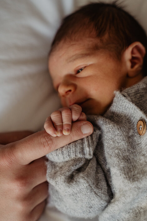 eyJpdCI6Ik5ld2Jvcm4gcGhvdG9ncmFwaHksIGZvdG8gZGkgdW4gbmVvbmF0byBjb24gaWwgcGFw4C4gQmVsbGEgZm90byBkZWwgYmFtYmlubyBjaGUgdGllbmUgdHJhIGxlIG1hbmkgaWwgZGl0byBkZWwgcGFw4C4ifQ==