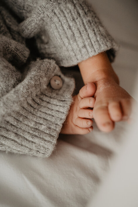 eyJpdCI6Ik5ld2Jvcm4gcGhvdG9ncmFwaHksIGZvdG8gZGVpIHBpZWRpIGRpIHVuIG5lb25hdG8uIEkgcGllZGluaSBzb25vIHNjcmVwb2xhdGkuIn0=