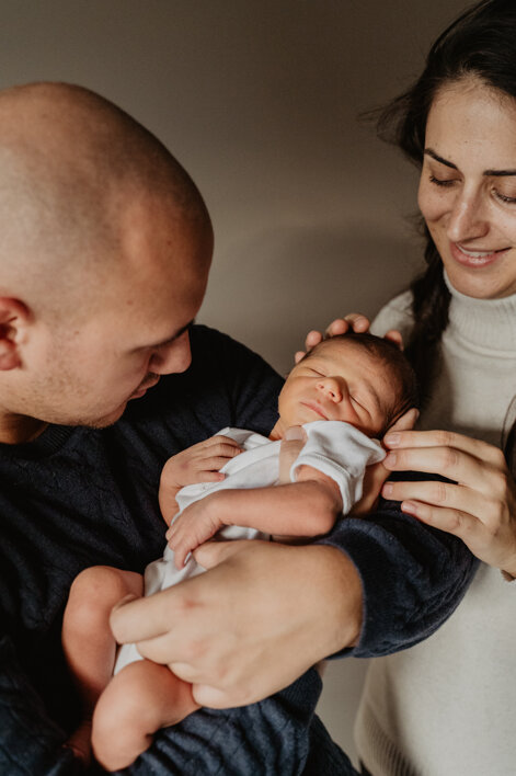 eyJpdCI6Ik5ld2Jvcm4gcGhvdG9ncmFwaHksIGZvdG8gZGkgdW4gbmVvbmF0byBjb24gbGEgbWFtbWEgZSBpbCBwYXDgLiBCZWxsaXNzaW1hIGZvdG8gZGkgZmFtaWdsaWEuIn0=