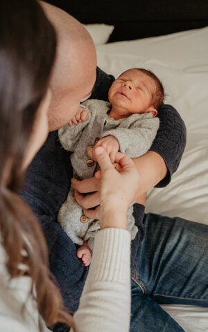 eyJpdCI6Ik5ld2Jvcm4gcGhvdG9ncmFwaHksIGZvdG8gZGkgdW4gbmVvbmF0byBjb24gbGEgbWFtbWEgZSBpbCBwYXDgLiBCZWxsaXNzaW1hIGZvdG8gZGkgZmFtaWdsaWEuSWwgYmltYm8g6CB0cmEgbGUgYnJhY2NpYSBkZWwgcGFw4CBtZW50cmUgbGEgbWFtbWEgZ2xpIHRpZW5lIHVuYSBtYW5vIn0=