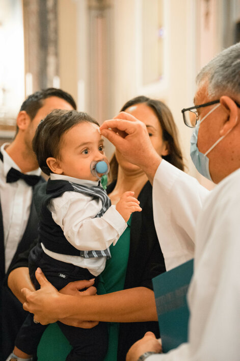 eyJpdCI6IlNlcnZpemlvIGZvdG9ncmFmaWNvIGJhdHRlc2ltbywgZm90byBpbiBjaGllc2EsIHByZXRlIHVuZ2UgbGEgZnJvbnRlIGRlbCBiYW1iaW5vIn0=