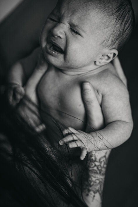 eyJpdCI6Ik5ld2Jvcm4gcGhvdG9ncmFwaHksIGZvdG8gZGkgdW4gbmVvbmF0byBpbiBicmFjY2lvIGFsbGEgbWFtbWEuIExhIGJpbWJhIHN0YSBwaWFuZ2VuZG8uIEZvdG8gaW4gYmlhbmNvIGUgbmVybywgbW9sdG8gZW1vemlvbmFudGUuIn0=