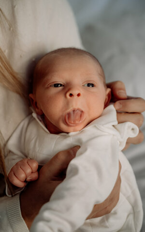 eyJpdCI6Ik5ld2Jvcm4gcGhvdG9ncmFwaHksIGZvdG9ncmFmaWEgZGkgdW4gbmVvbmF0byBjb24gbGEgbWFtbWEuIElsIGJhbWJpbm8gc3RhIGZhY2VuZG8gbGEgbGluZ3VhY2NpYS4gQmltYm8gbW9sdG8gcGljY29sbyJ9