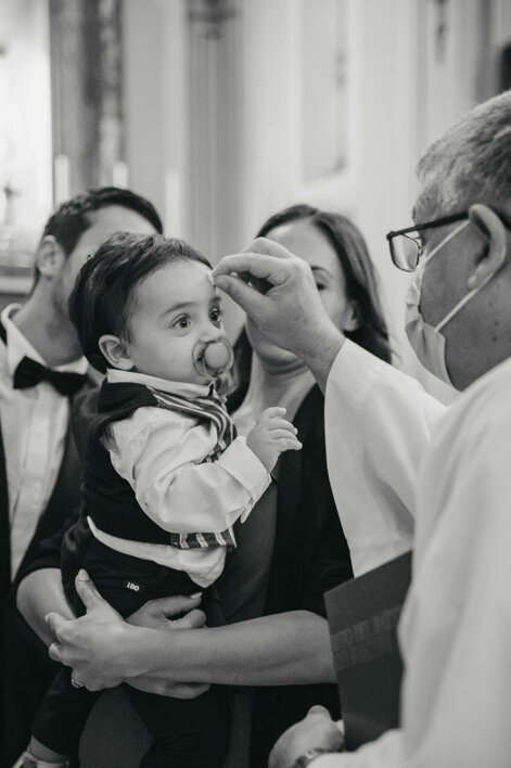 eyJpdCI6IlNlcnZpemlvIGZvdG9ncmFmaWNvIGJhdHRlc2ltbywgZm90byBpbiBjaGllc2EsIHByZXRlIHVuZ2UgbGEgZnJvbnRlIGRlbCBiYW1iaW5vIn0=