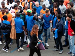 si%20balla%20in%20piazza%20per%20ricordare%20le%20vittime%20del%20mare