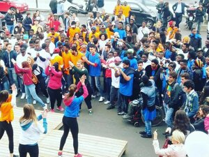 tutti%20in%20piazza%20per%20il%20flashmob%20accogliente