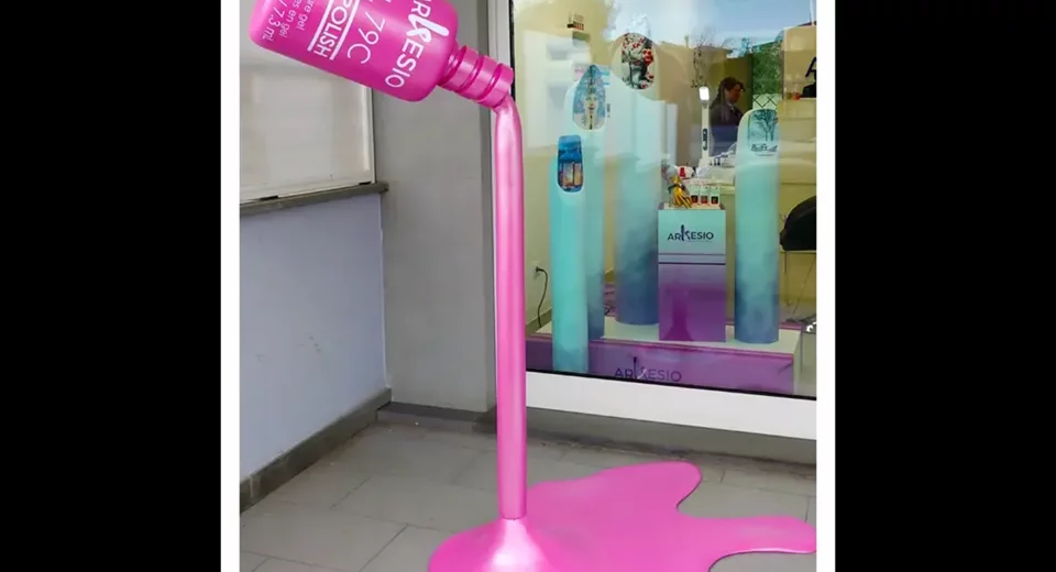 Progetto e realizzazione vetrina profumeria con boccetta di smalto grande