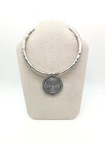 girocollo-metallo-bianco-con-spirale