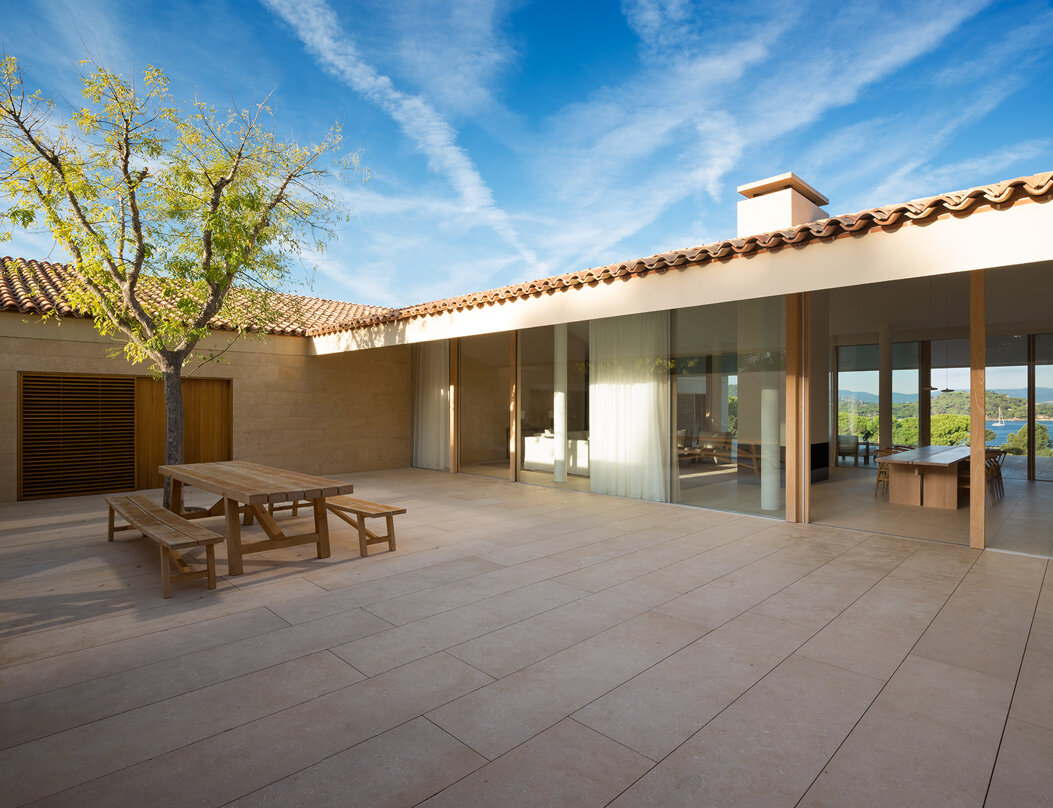 150921_st_tropez_mh_courtyard_002_lores copia.jpeg