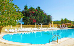 green garden piscina.jpeg