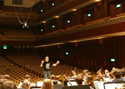 hernando-dvorak-dirigiendo-2025-3-queda.jpeg hernando-dvorak-dirigiendo-2025-3-queda.jpeg