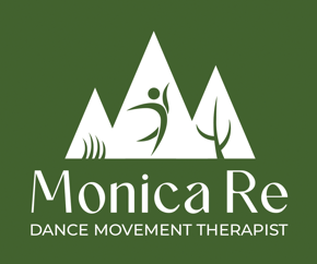 logo-monica-re-verticale-negativo-verde-scuro