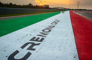 Dettaglio del circuito di Cremona con colori della bandiera italiana e tramonto sullo sfondo
