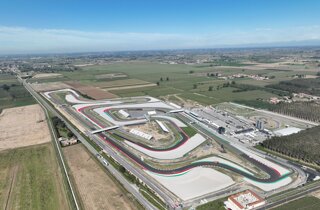 Vista aerea di un circuito automobilistico in una zona rurale