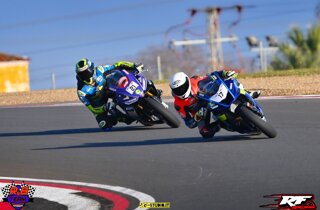 Gara di moto su pista con due motociclisti in curva