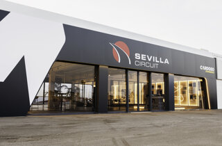 Ingresso principale del Sevilla Circuit con ampie vetrate e logo visibile